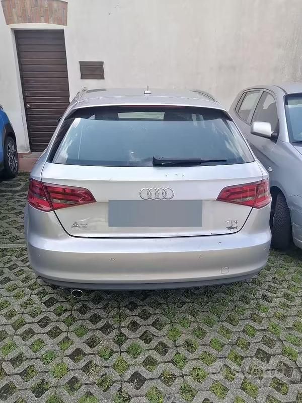 Usado Audi A3 Ambition 110 CV (80 kW) 2016 Gris Berlina