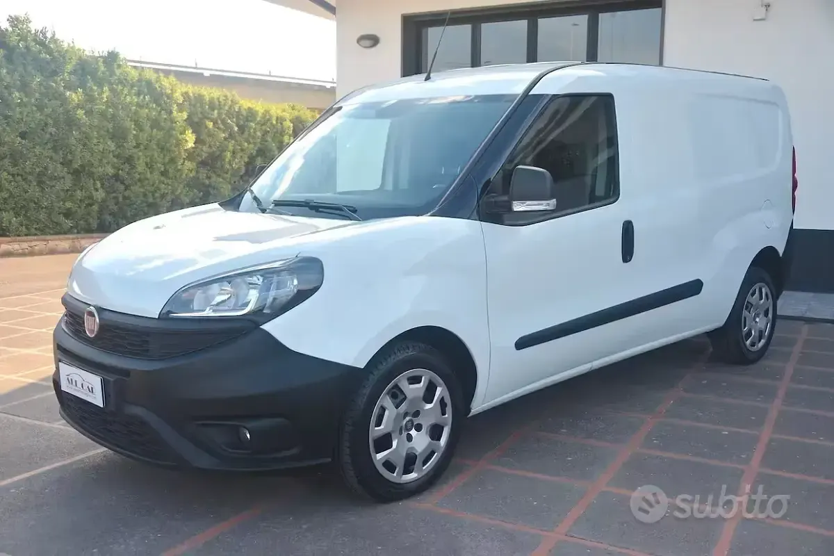 Usata Fiat Doblò Lounge 105 CV (77 kW) 2021 Bianco Monovolume
