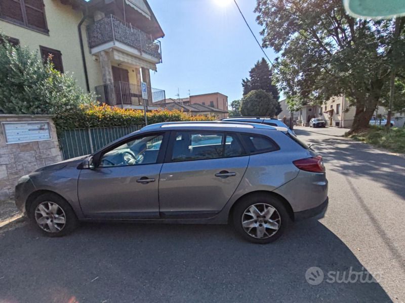 Grigio Usata 2013 Renault Mégane III Station wagon | 3000 € (Buon prezzo) - Immagine 1/4