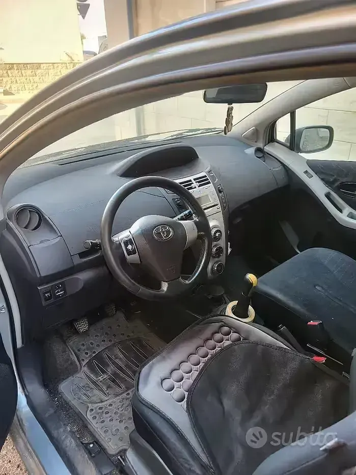 Usata Toyota Yaris 86 CV (63 kW) 2006 Grigio Berlina