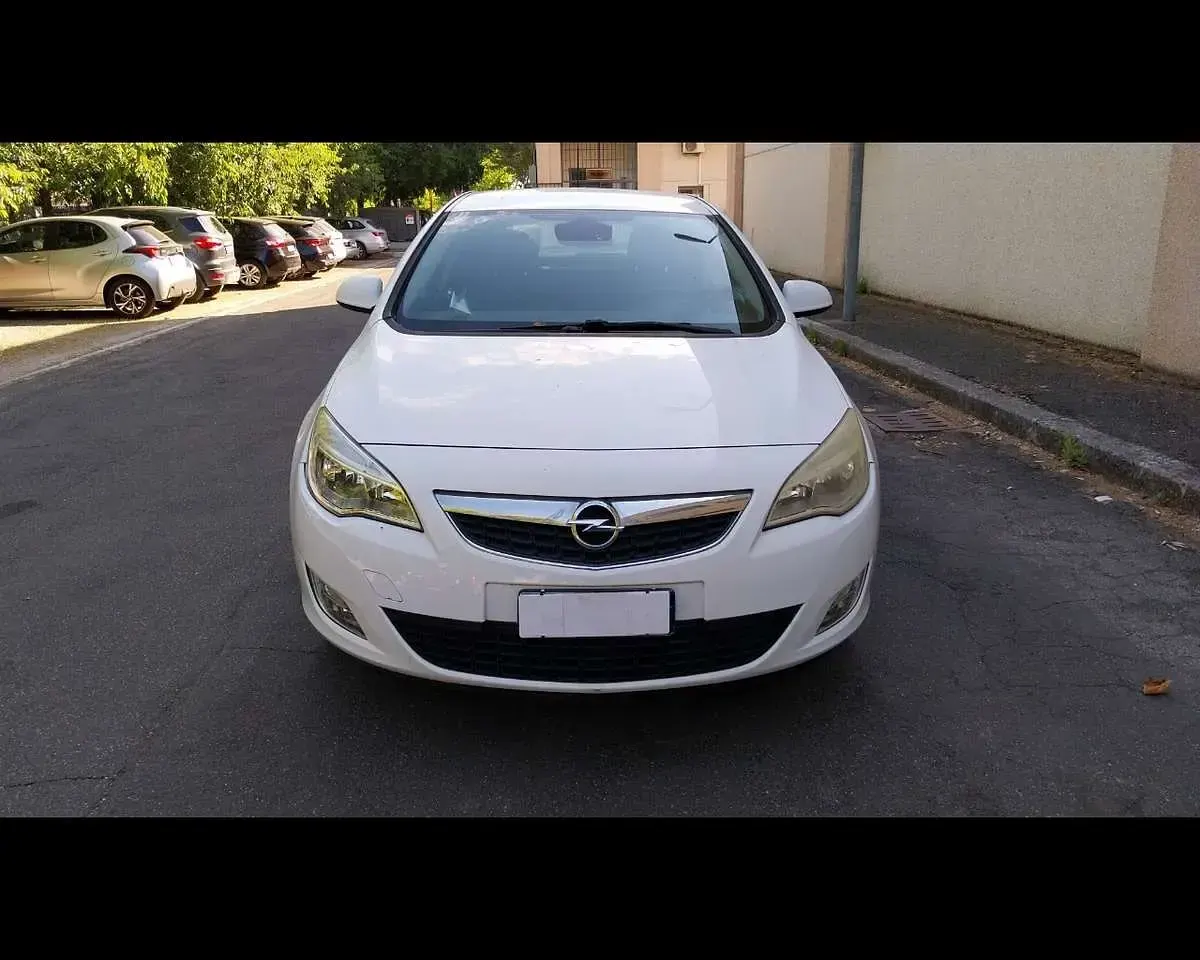 Usata Opel Astra 101 CV (74 kW) 2010 Bianco Berlina
