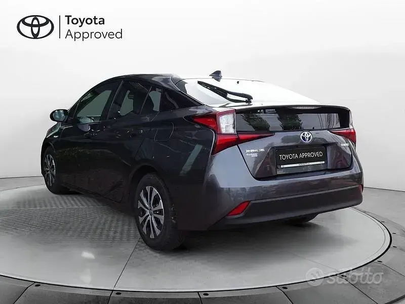 Usata Toyota Prius Active 122 CV (89 kW) 2022 Grigio Utilitaria