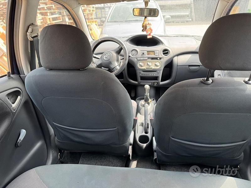 Usata Toyota Yaris 2003 Blu Berlina
