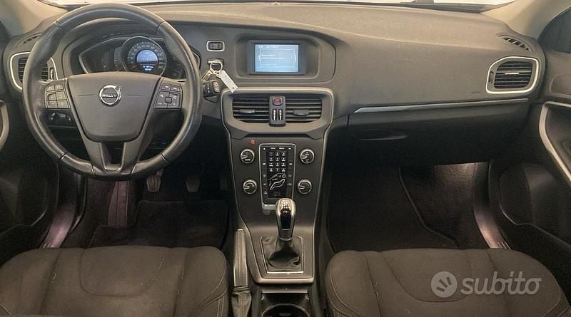 Usata Volvo V40 Momentum 120 CV (88 kW) 2017 Grigio Berlina