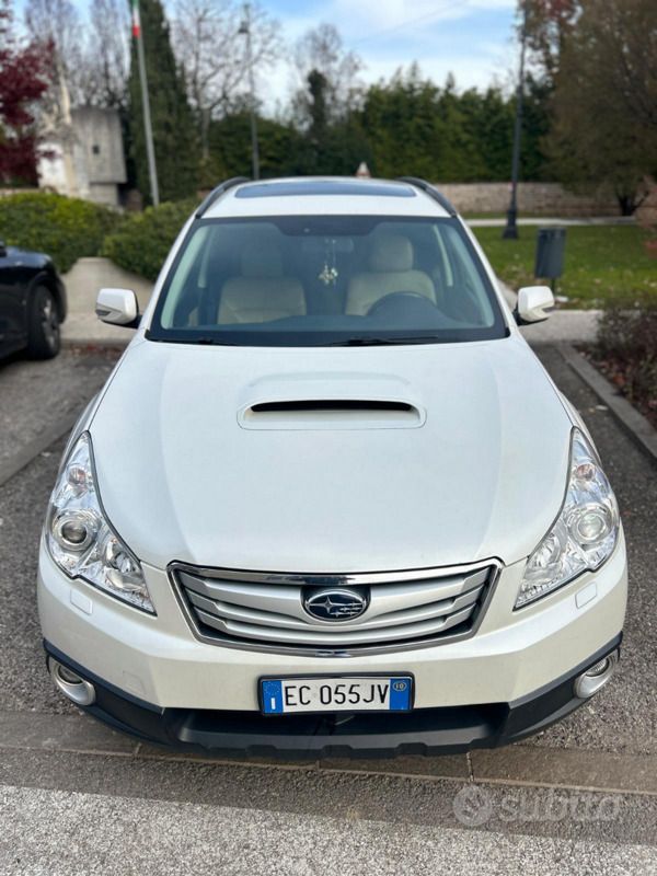Beige Usata 2010 Subaru Outback SUV | 6300 € - Immagine 1/4