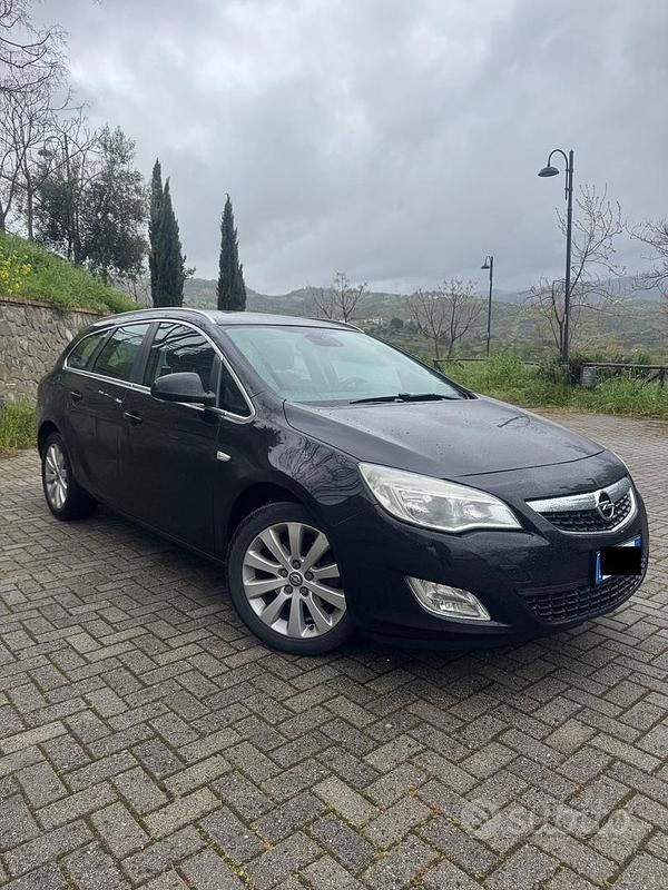 Usata Opel Astra 110 CV (80 kW) 2012 Nero Station wagon