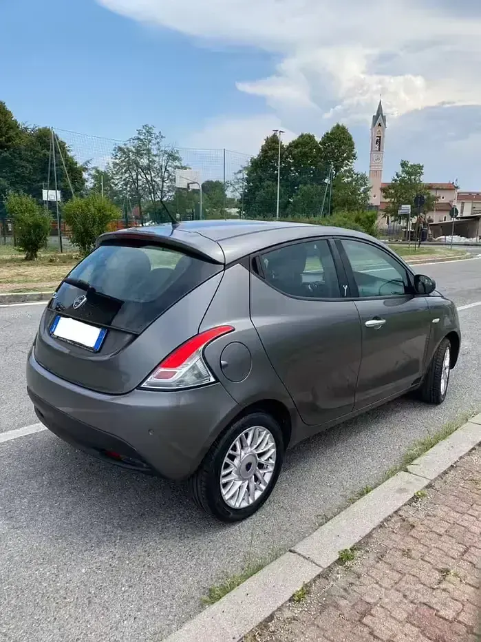 Usata Lancia Ypsilon Gold 95 CV (69 kW) 2015 Grigio Utilitaria