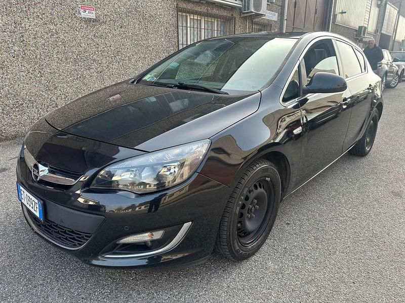 Usata Opel Astra Cosmo 101 CV (74 kW) 2014 Nero Berlina