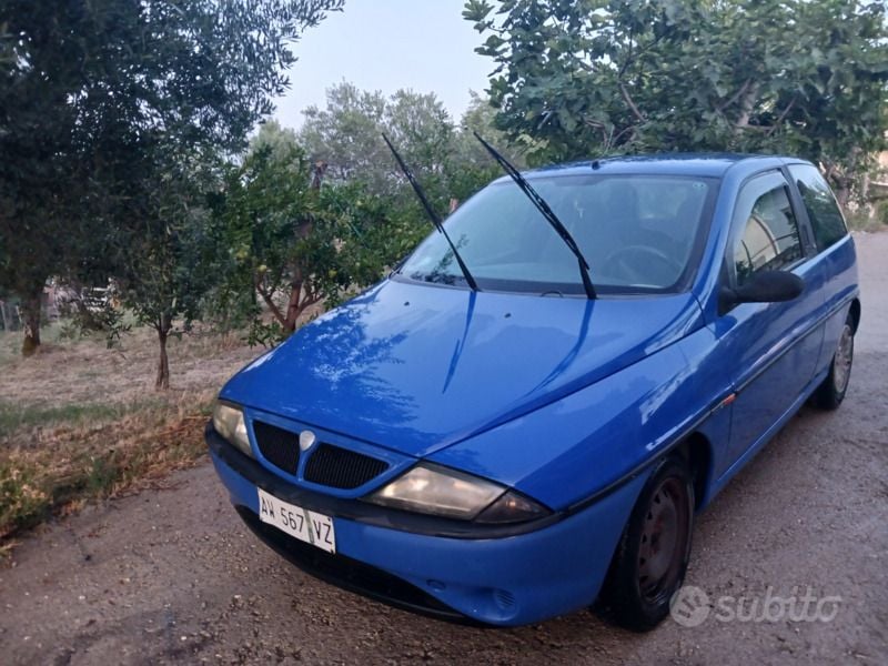 Usata Lancia Ypsilon 54 CV (39 kW) 1998 Blu Utilitaria