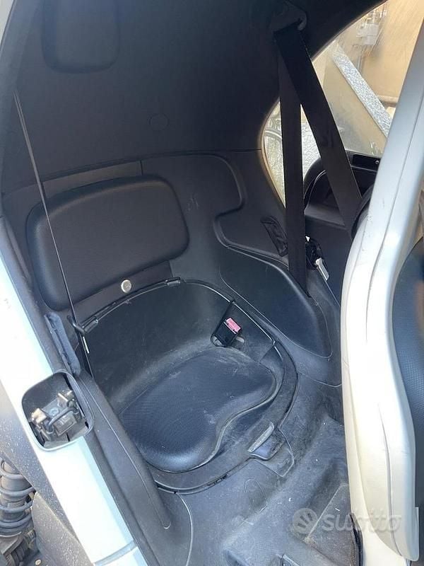 Begagnad Renault Twizy 12 kW (17 HK) 2012 Svart Halvkombi