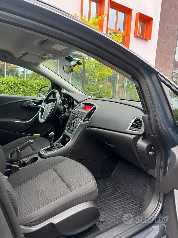 Usata Opel Astra 82 CV (60 kW) 2014 Grigio Berlina