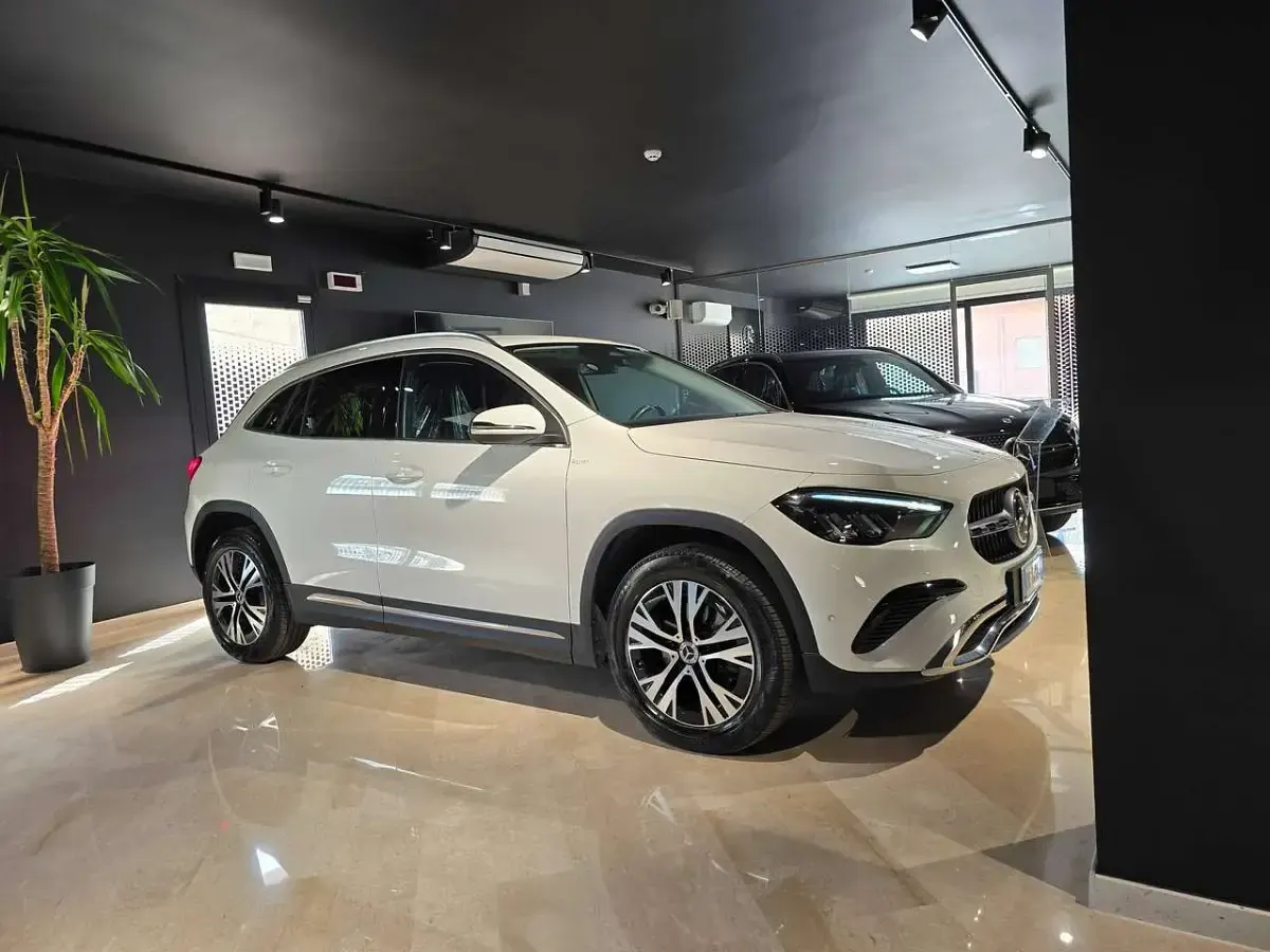 Usata Mercedes GLA200 Advanced Plus 150 CV (110 kW) 2024 Bianco SUV