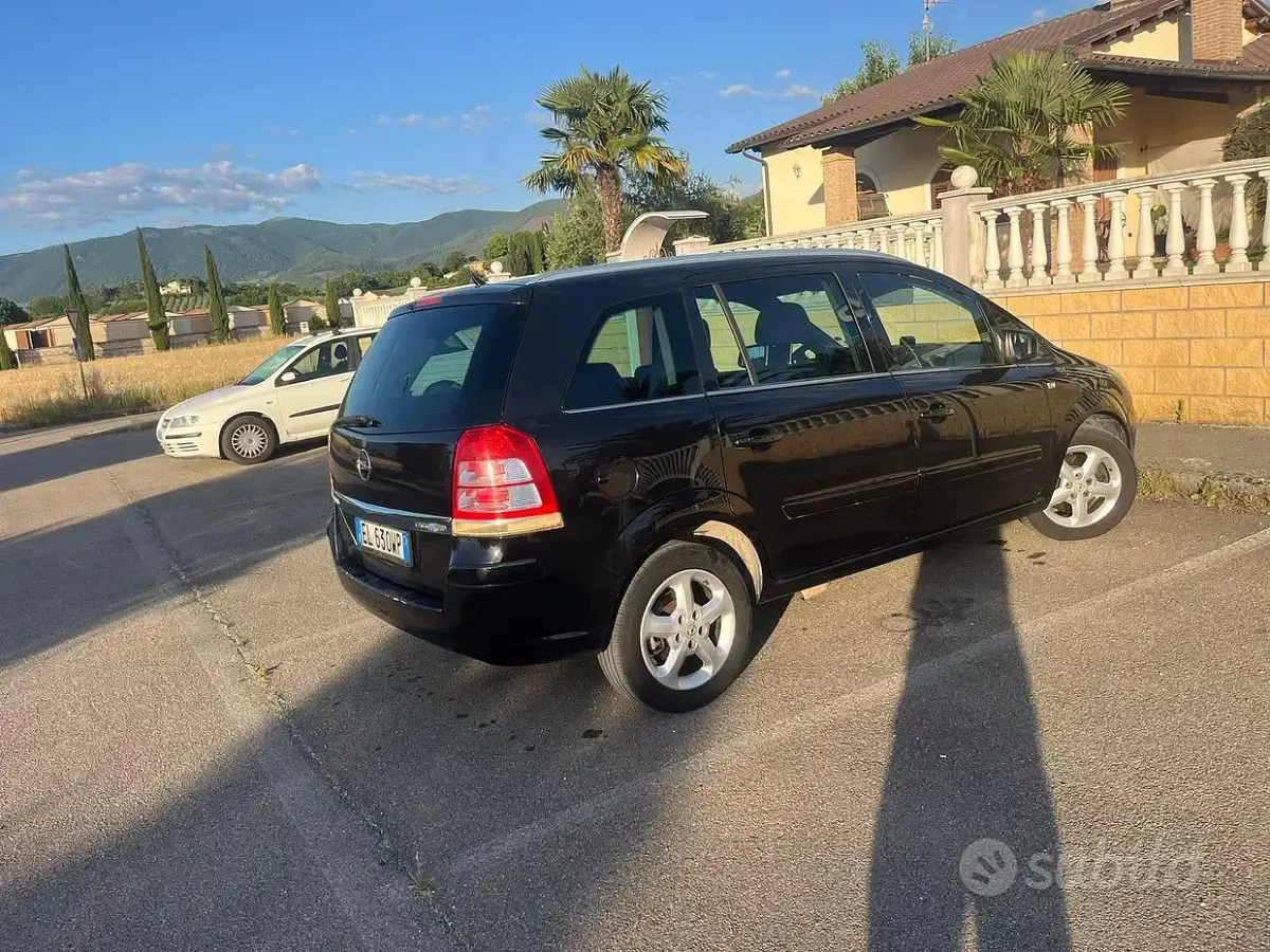 Usata Opel Zafira 150 CV (110 kW) 2012 Nero Monovolume