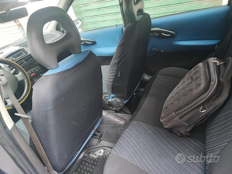 Usata Fiat Punto 69 CV (50 kW) 2004 Grigio Berlina