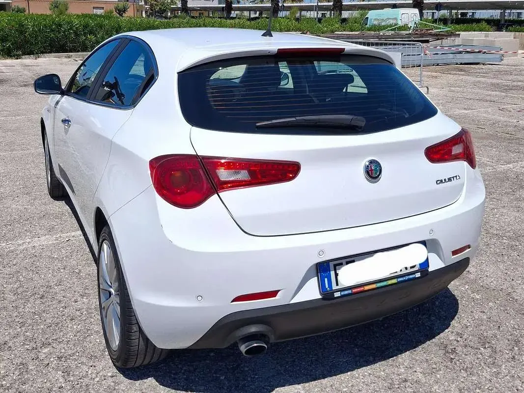 Usata Alfa Romeo Giulietta Business 120 CV (88 kW) 2016 Bianco Utilitaria