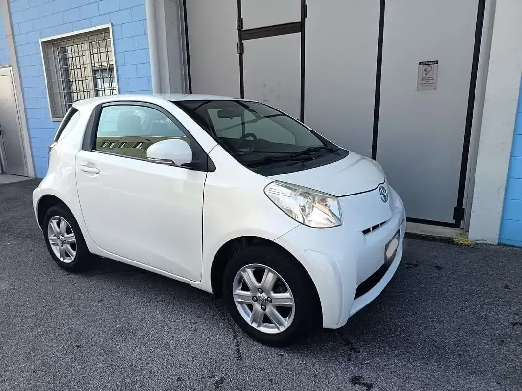 Usata Toyota iQ Active 68 CV (50 kW) 2011 Bianco Utilitaria