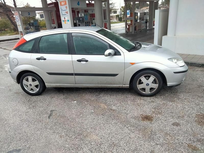 Usata Ford Focus 100 CV (73 kW) 2004 Grigio Berlina