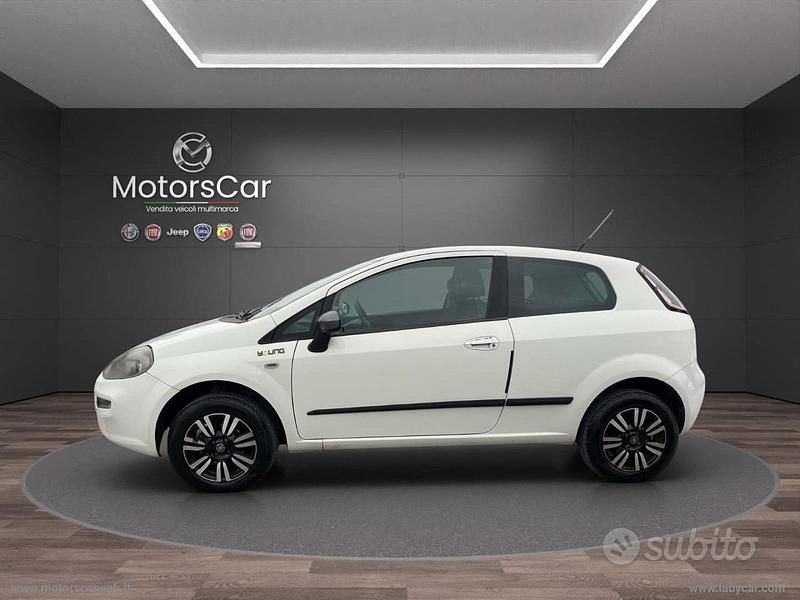 Usata Fiat Punto Young 77 CV (56 kW) 2015 Bianco Utilitaria