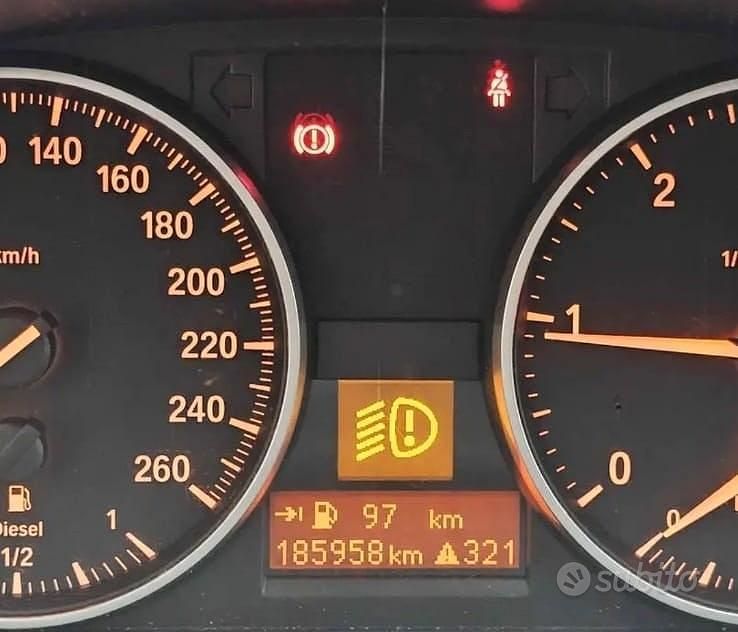 Begagnad BMW 318 2012 Vit Sedan