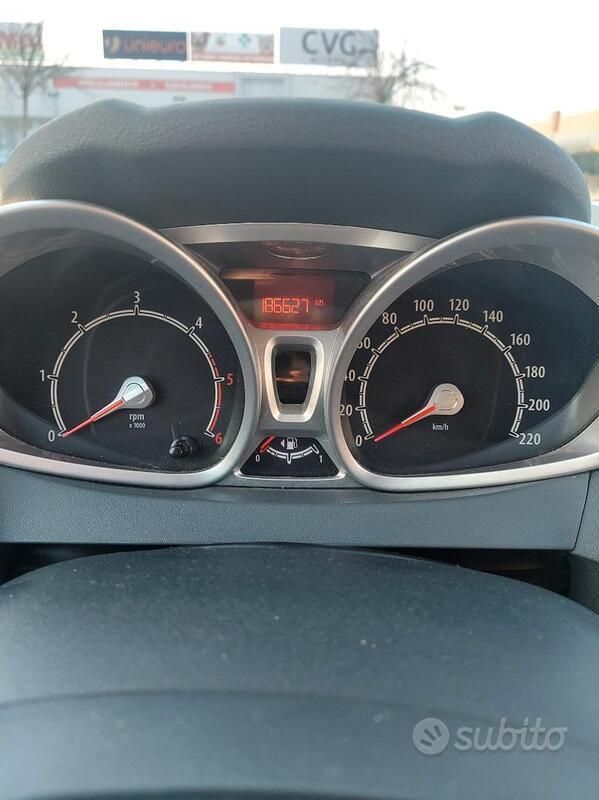 Usata Ford Fiesta 70 CV (51 kW) 2011 Blu Utilitaria