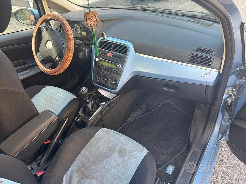 Usata Fiat Punto 80 CV (58 kW) 2005 Blu Berlina