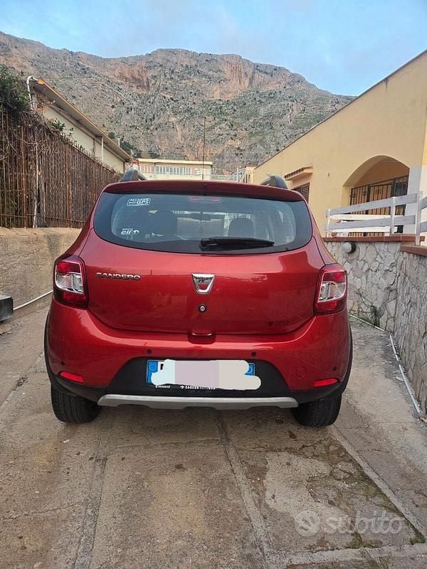 Usata Dacia Sandero Stepway 90 CV (66 kW) 2015 Rosso Utilitaria