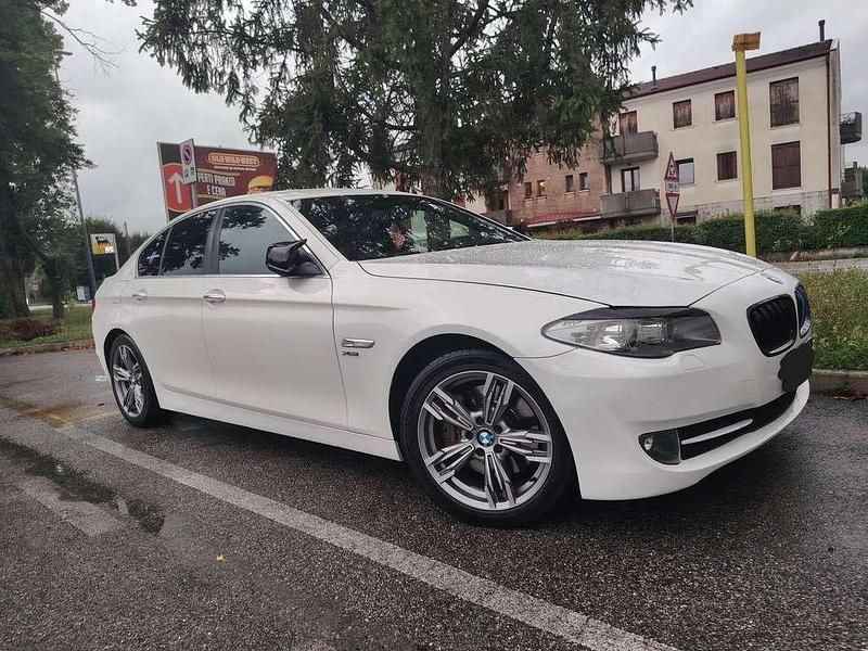 Bianco Usata 2013 BMW 530 Comfort Edition Tre volumi | 16.000 € (Buon prezzo) - Immagine 1/4