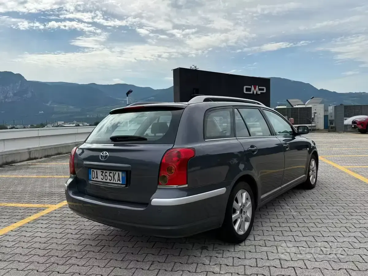Usata Toyota Avensis 150 CV (110 kW) 2006 Grigio Station wagon