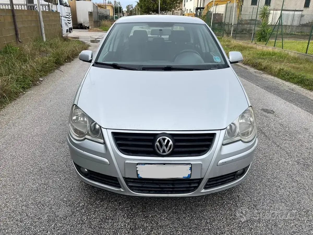 Usado VW Polo Comfortline 80 CV (58 kW) 2006 Gris Utilitario