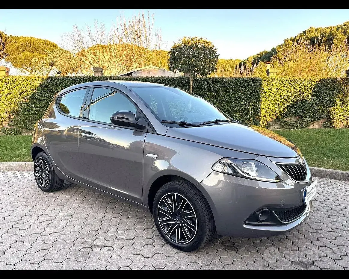 Usata Lancia Ypsilon Gold 69 CV (50 kW) 2023 Grigio Utilitaria