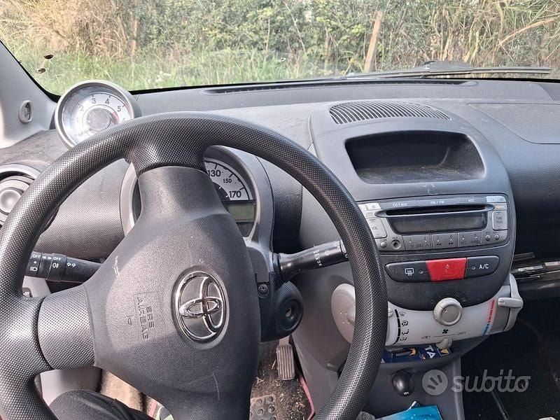 Gebraucht Toyota Aygo 54 PS (39 kW) 2007 Rot Kleinwagen