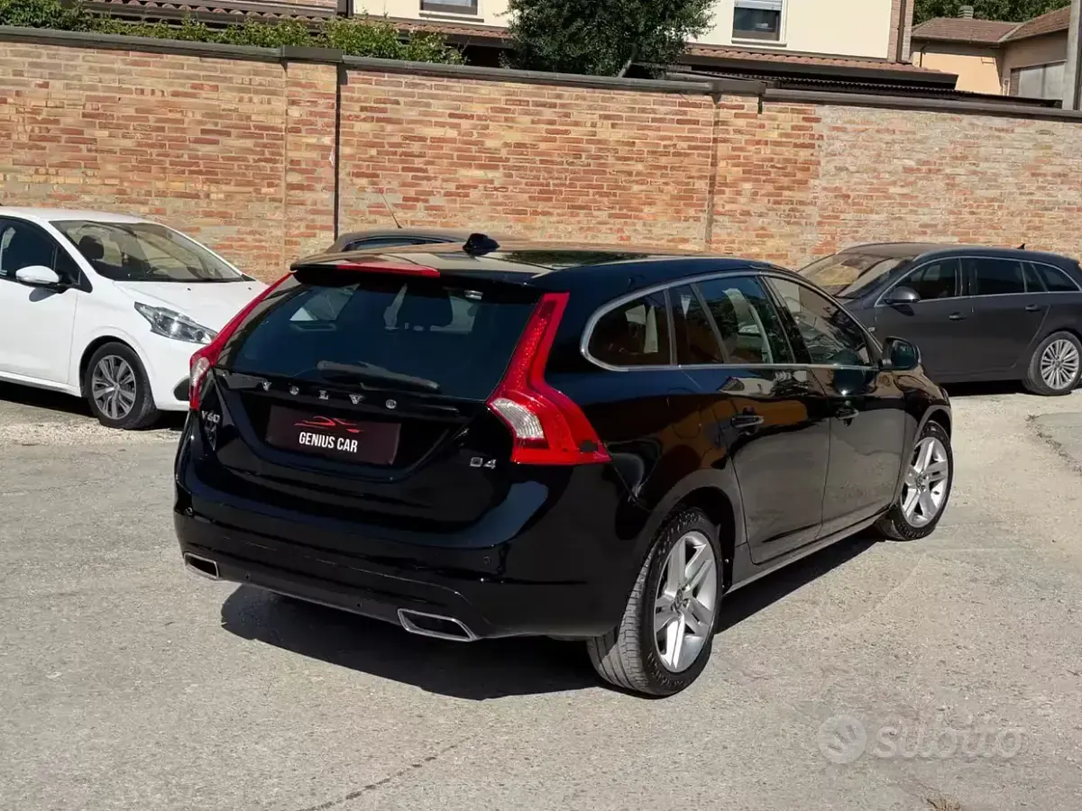 Usata Volvo V60 R-Design Momentum 181 CV (133 kW) 2014 Nero Station wagon