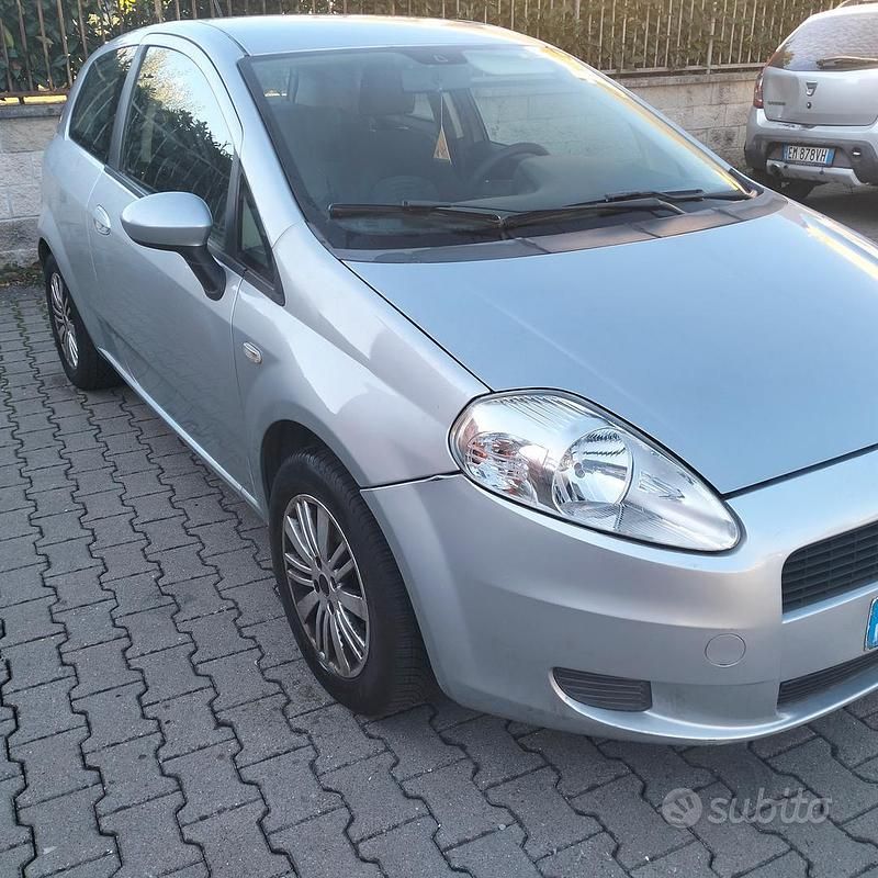 Grigio Usata 2008 Fiat Grande Punto Due volumi | 2400 € (Buon prezzo) - Immagine 1/4