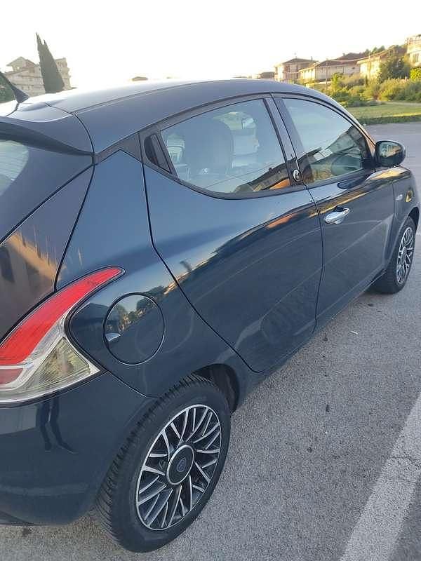 Usata Lancia Ypsilon Platinum 69 CV (50 kW) 2015 Blu Utilitaria
