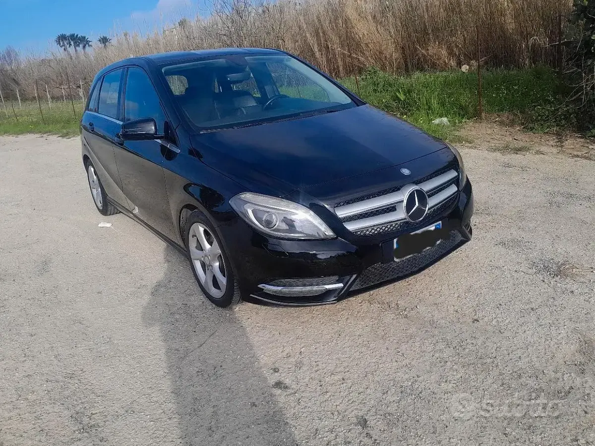 Usata Mercedes B200 Premium 136 CV (100 kW) 2012 Nero Utilitaria