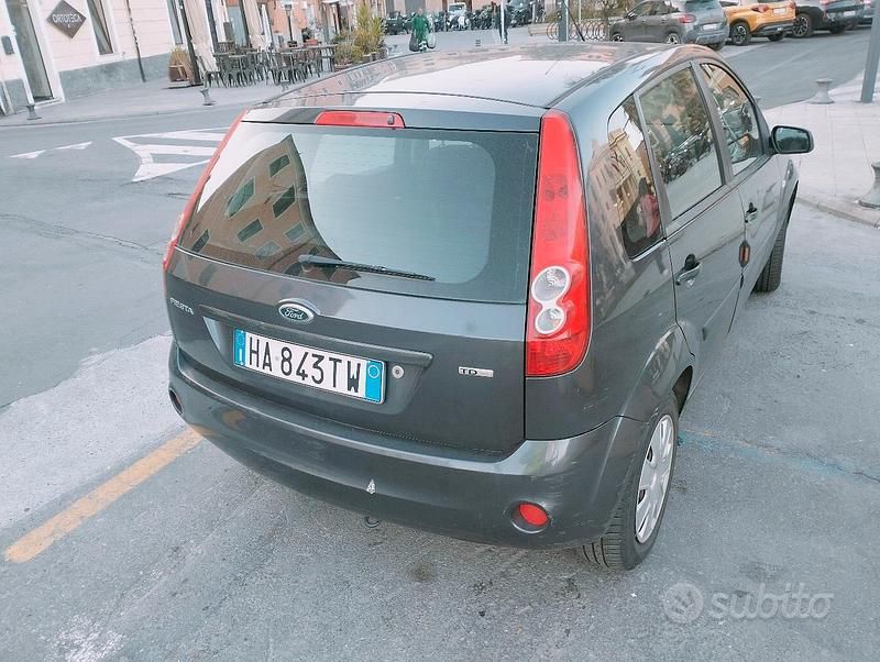 Begagnad Ford Fiesta Ghia 68 HK (50 kW) 2007 Grå Halvkombi