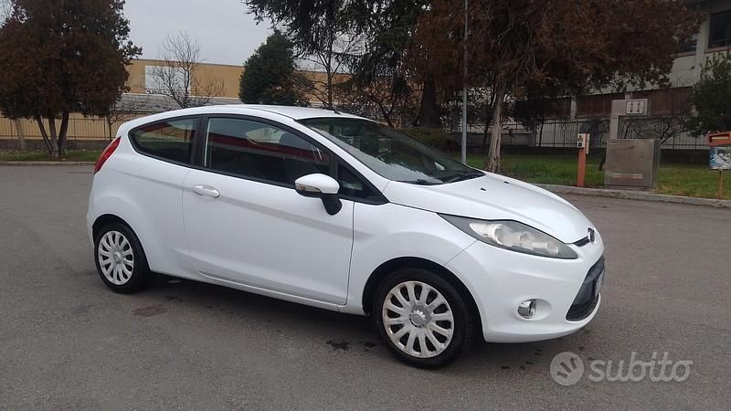 Usata Ford Fiesta 60 CV (44 kW) 2012 Bianco Utilitaria