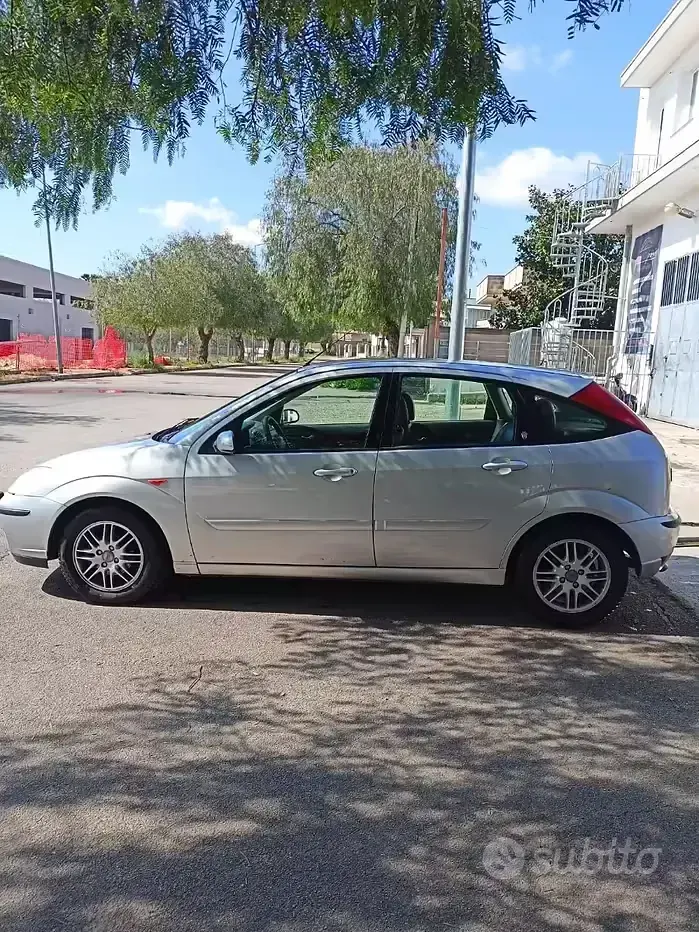 Usata Ford Focus Ghia 116 CV (85 kW) 2003 Grigio Utilitaria