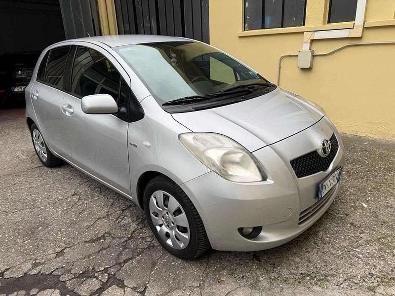Grigio Usata 2007 Toyota Yaris Sol Tre volumi | 3990 € (Buon prezzo) - Immagine 1/4