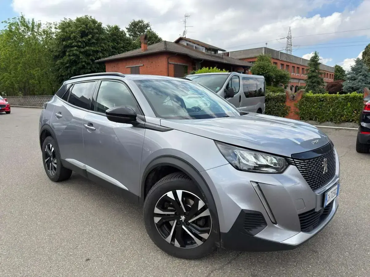 Usado Peugeot 2008 Allure 131 CV (96 kW) 2022 Gris SUV