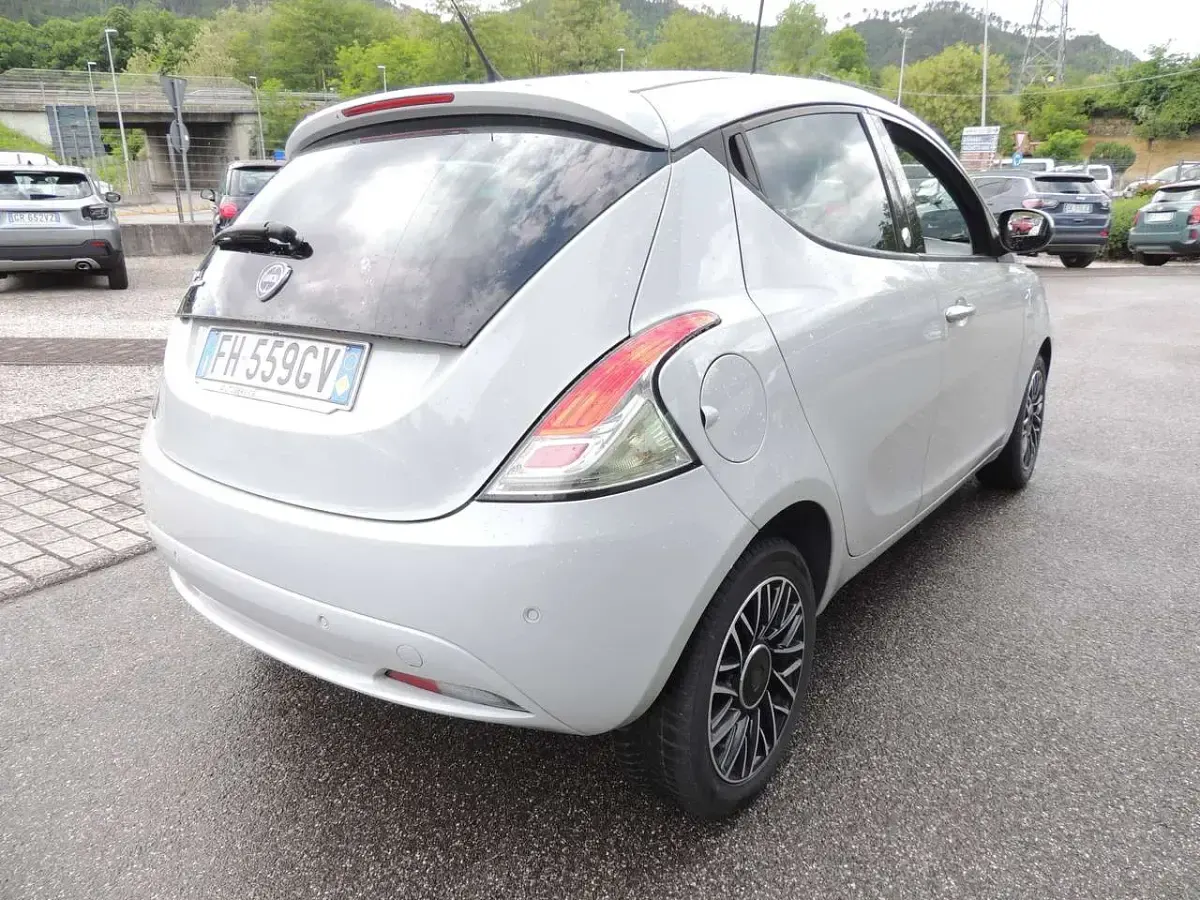Usata Lancia Ypsilon 69 CV (50 kW) 2017 Grigio Utilitaria