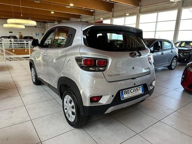 Usata Mahindra KUV100 87 CV (63 kW) 2023 Argento SUV