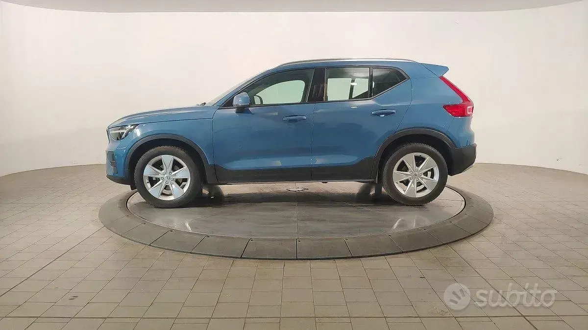 Usata Volvo XC40 Core 129 CV (94 kW) 2023 Fjord blue metallizzato SUV