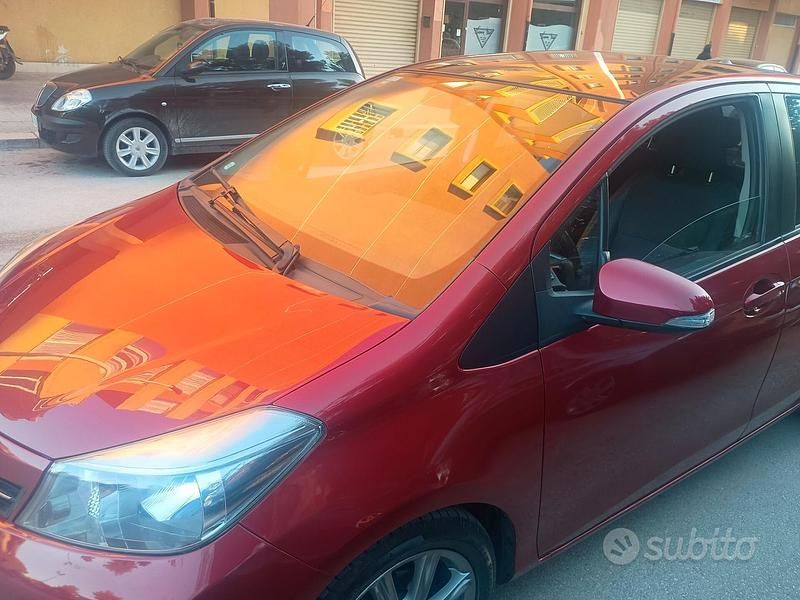Usata Toyota Yaris Lounge 90 CV (66 kW) 2012 Rosso Utilitaria