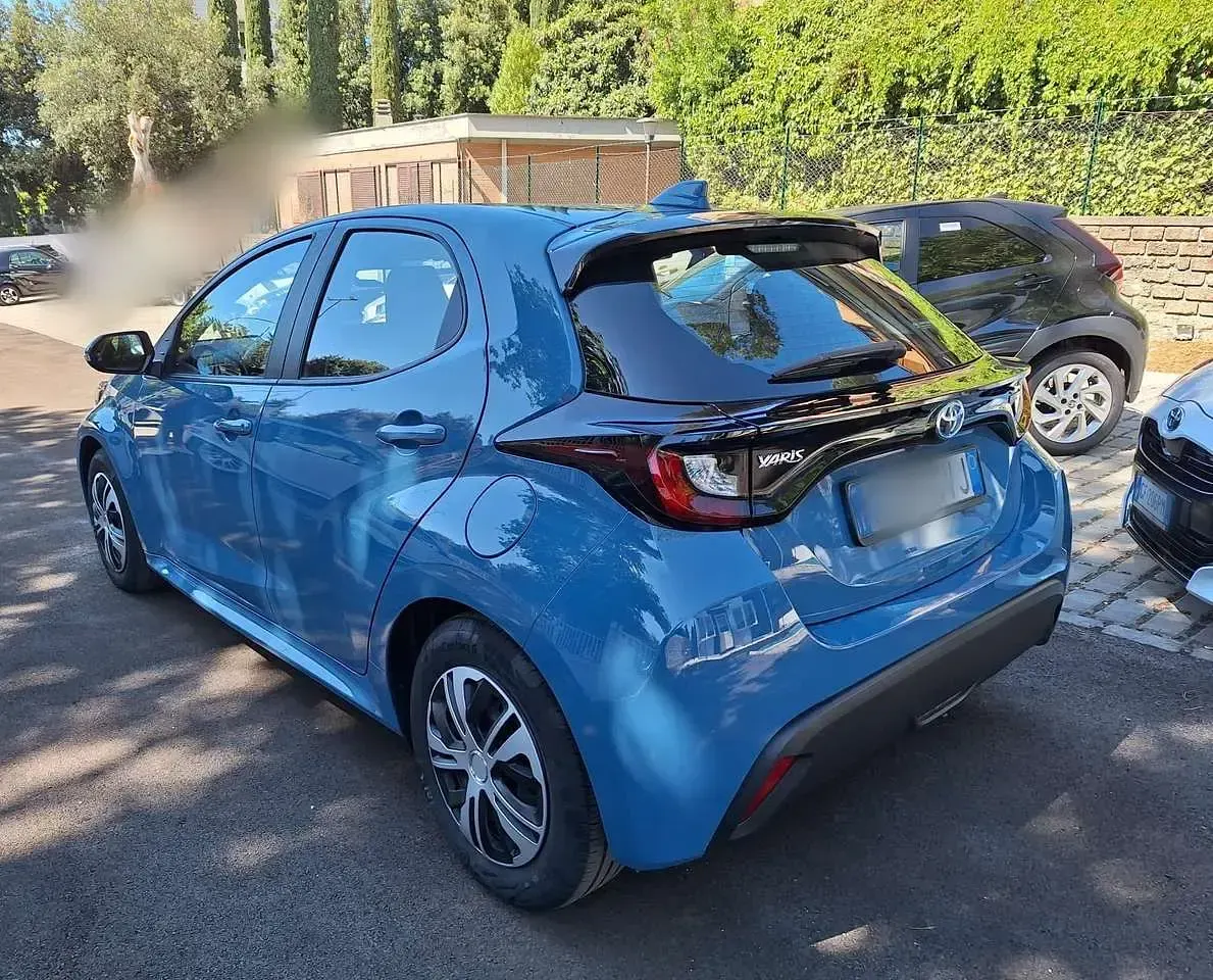 Usata Toyota Yaris Hybrid Active 92 CV (67 kW) 2022 Blu/azzurro Berlina
