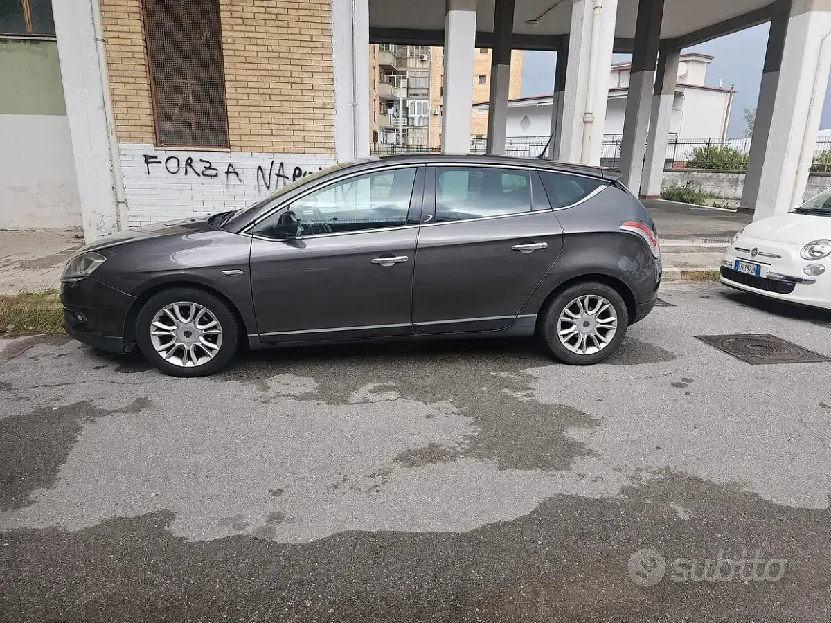 Usata Lancia Delta 120 CV (88 kW) 2013 Grigio Utilitaria