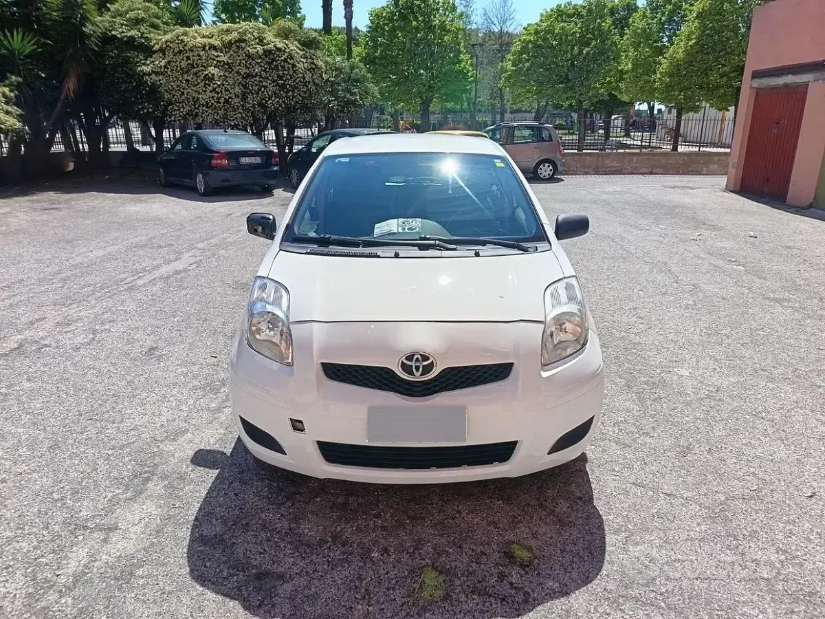 Usata Toyota Yaris 69 CV (50 kW) 2011 Bianco Utilitaria
