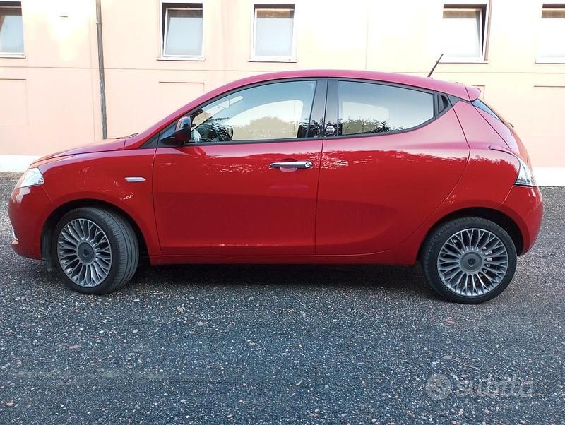 Usata Lancia Ypsilon 69 CV (50 kW) 2016 Rosso Utilitaria