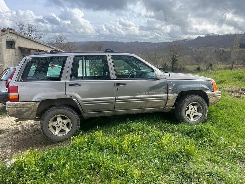 Usata Jeep Cherokee 116 CV (85 kW) 1997 Grigio SUV