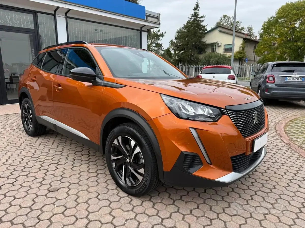 Usata Peugeot 2008 Allure 101 CV (74 kW) 2023 Arancione SUV